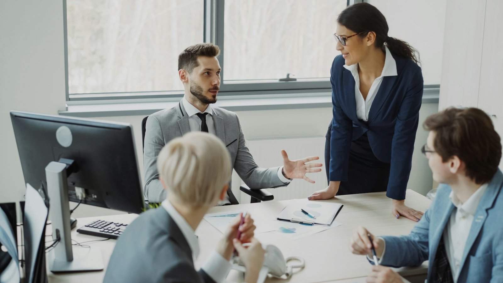 Equipo profesional conversando en una reunión de trabajo